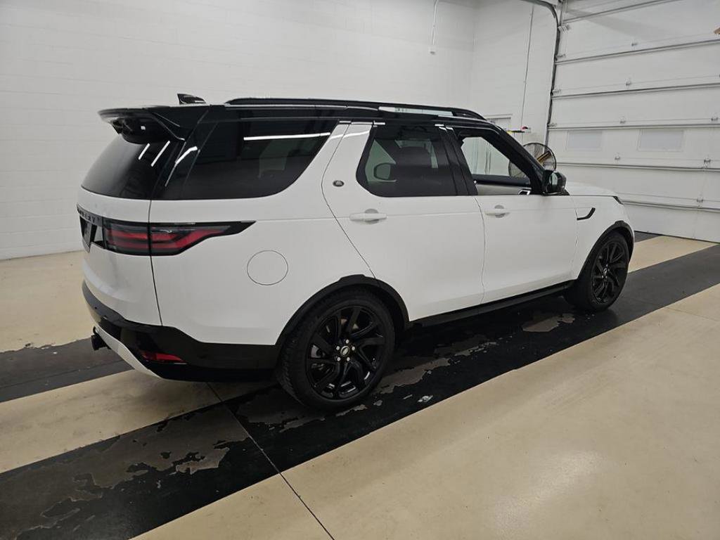 Used 2023 Land Rover Discovery HSE R-Dynamic AWD/4WD image 2
