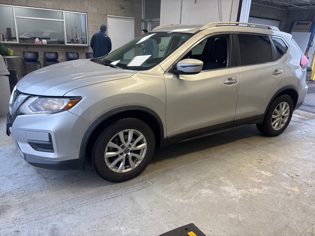 Used 2018 Nissan Rogue SV image 2