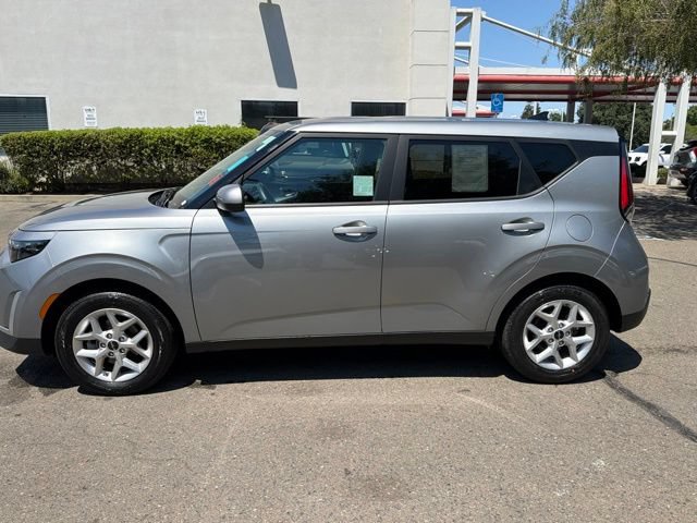 Certified 2025 Kia Soul LX w/ LX Technology Package FWD image 3