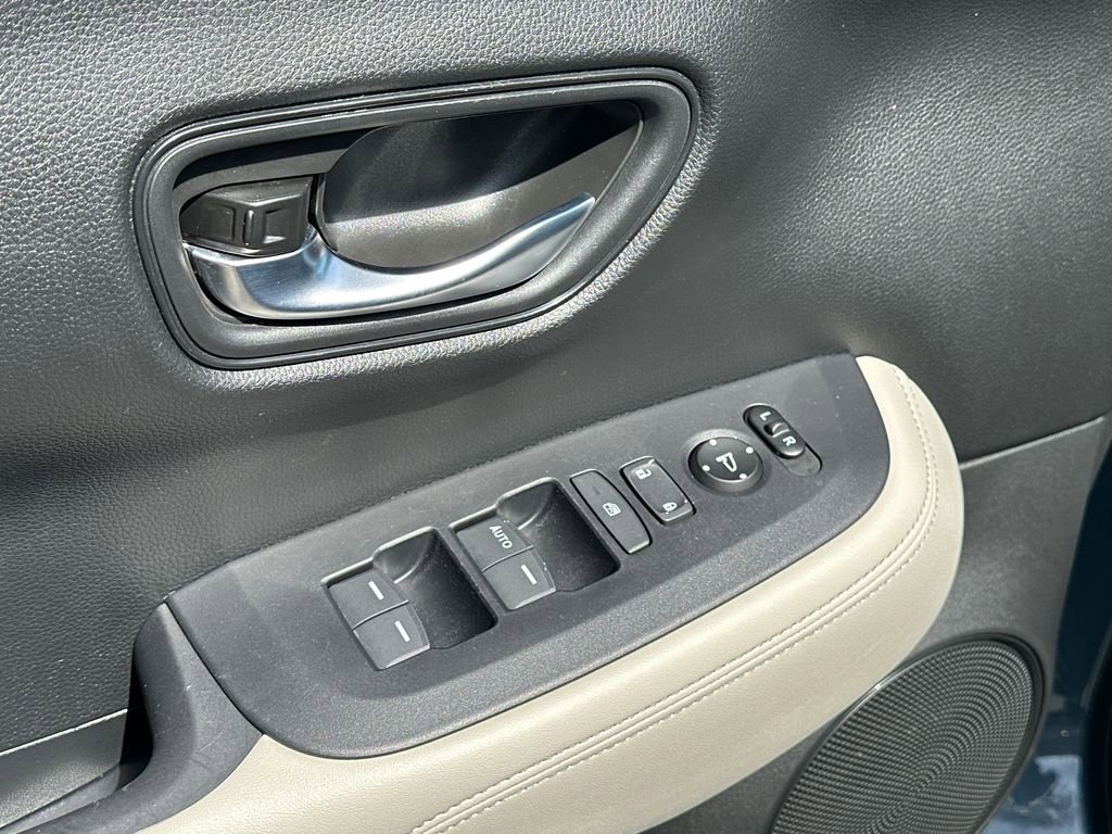 Used 2025 Honda HR-V LX image 15