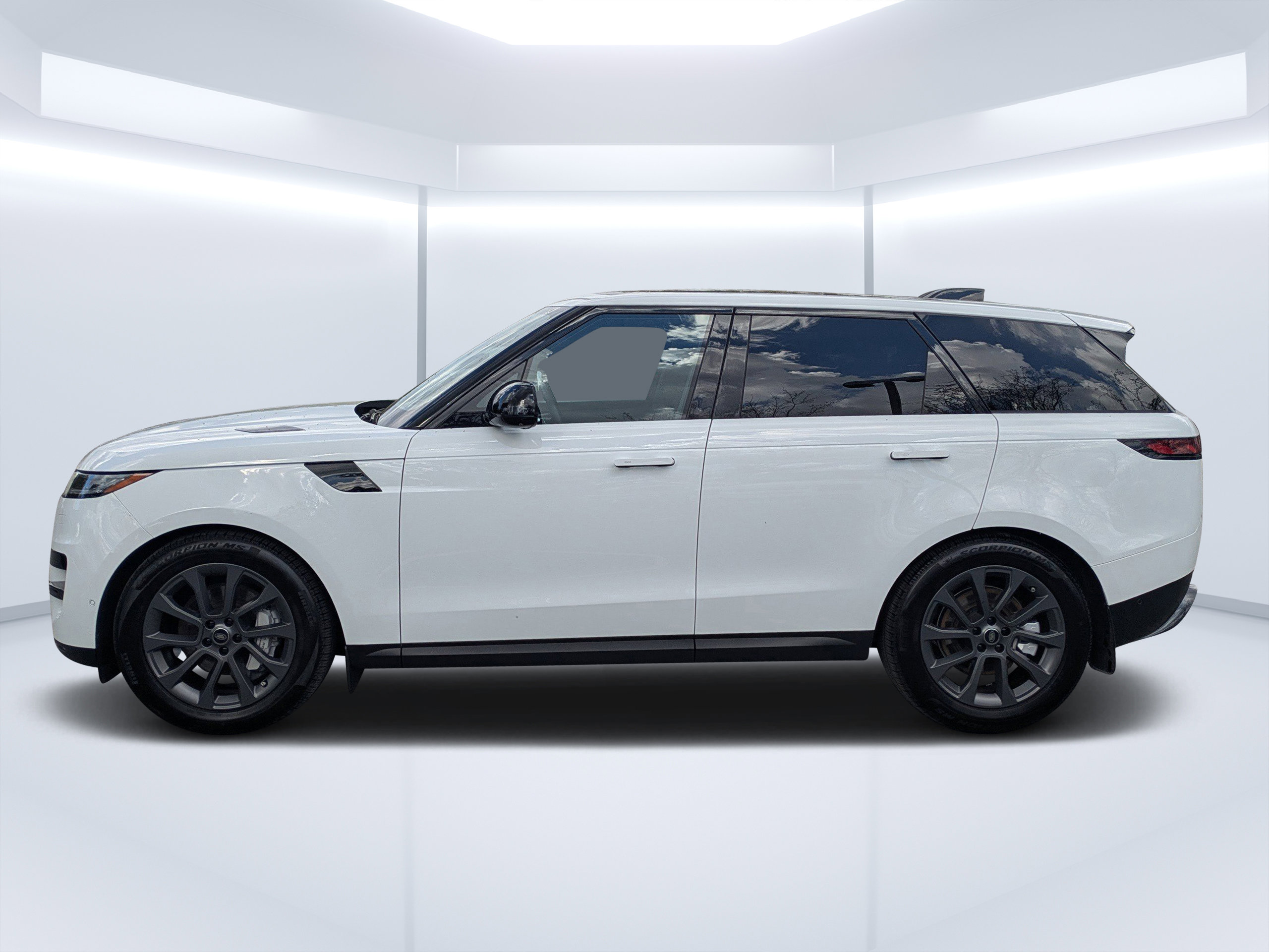Used 2025 Land Rover Range Rover Sport image 9