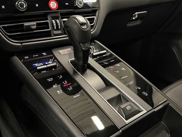 Certified 2025 Porsche Macan AWD/4WD image 21