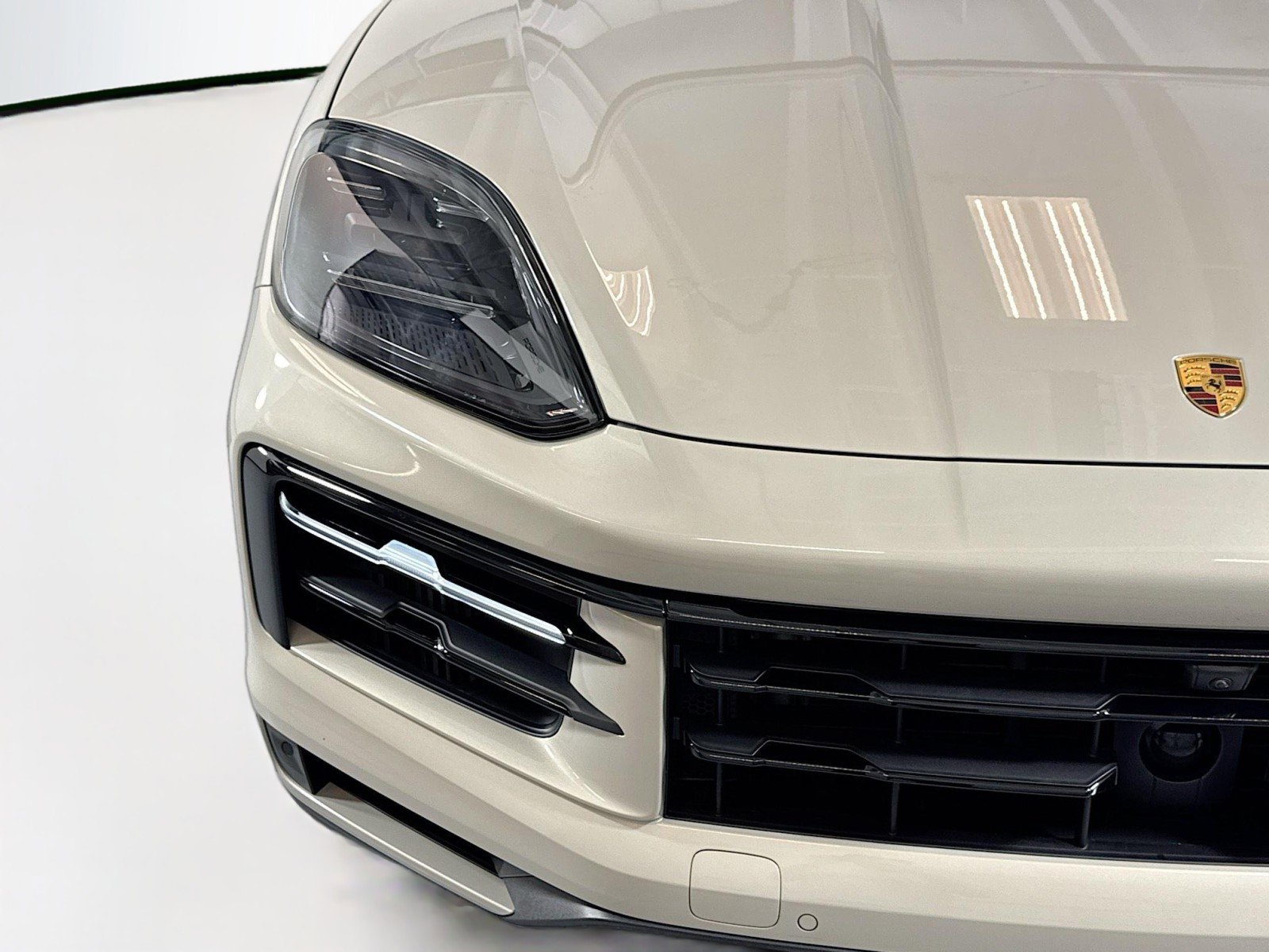 Used 2025 Porsche Cayenne image 26