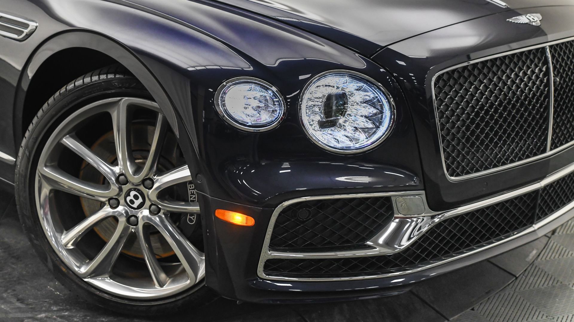Certified 2024 Bentley Flying Spur Mulliner image 28