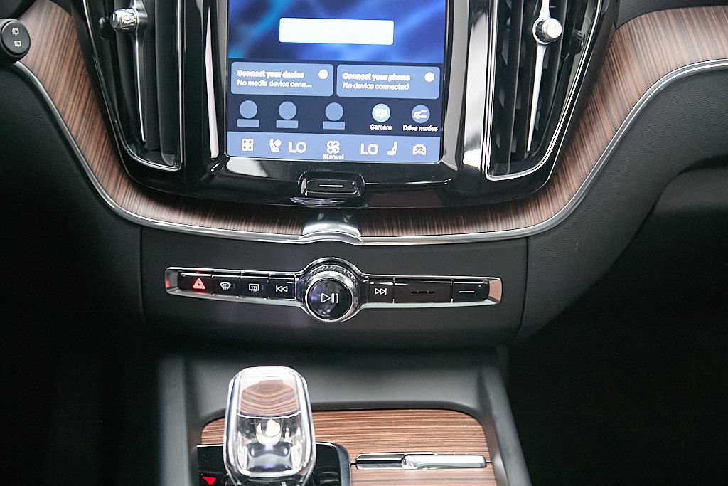 Certified 2023 Volvo XC60 T8 Ultimate w/ Climate Package AWD/4WD image 27