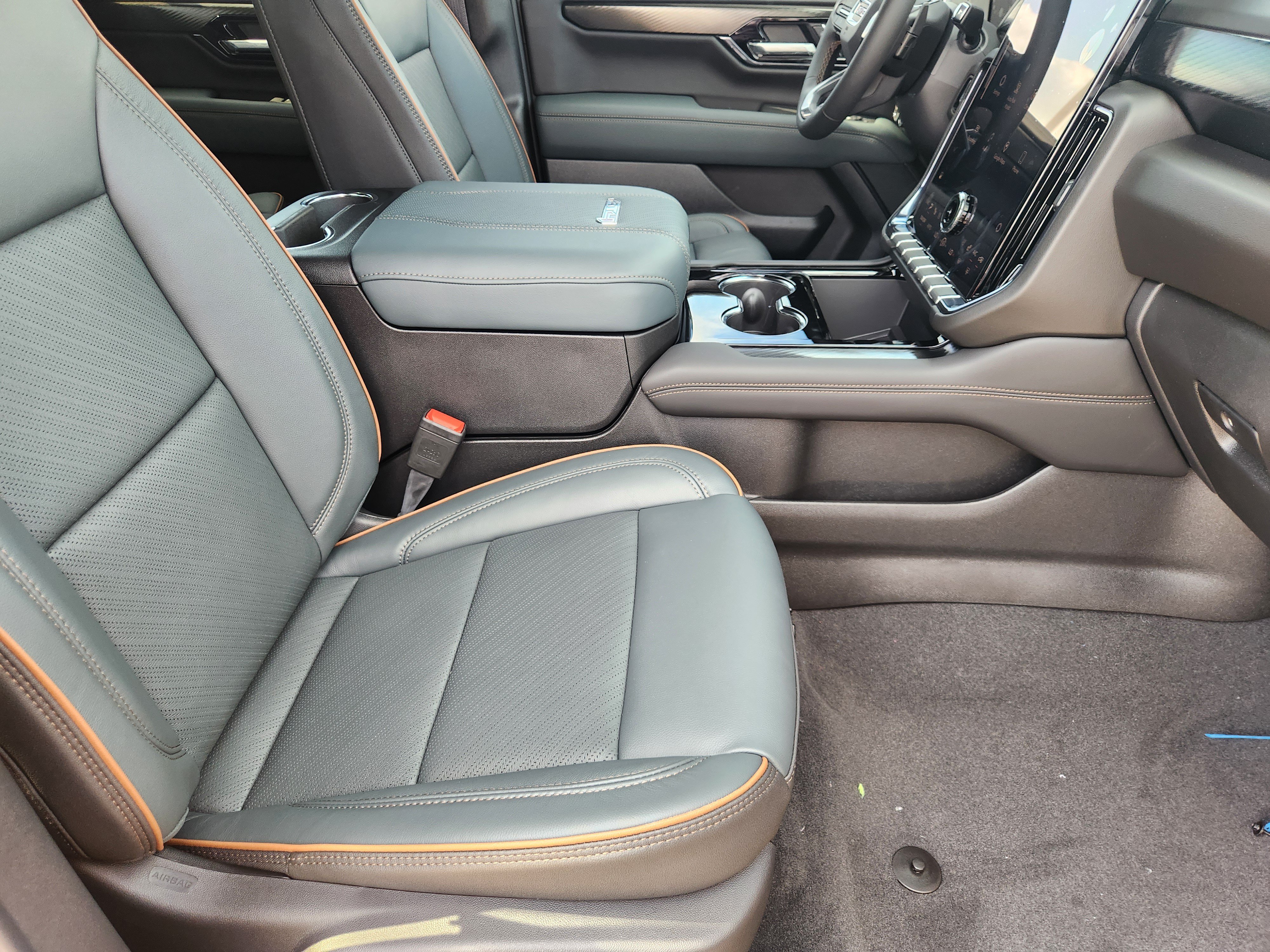New 2026 GMC Yukon XL AT4 w/ AT4 Premium Package AWD/4WD image 10