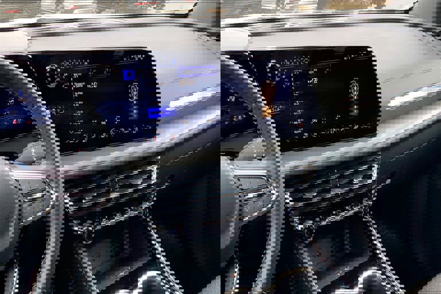 Used 2025 Chevrolet Traverse LT image 6