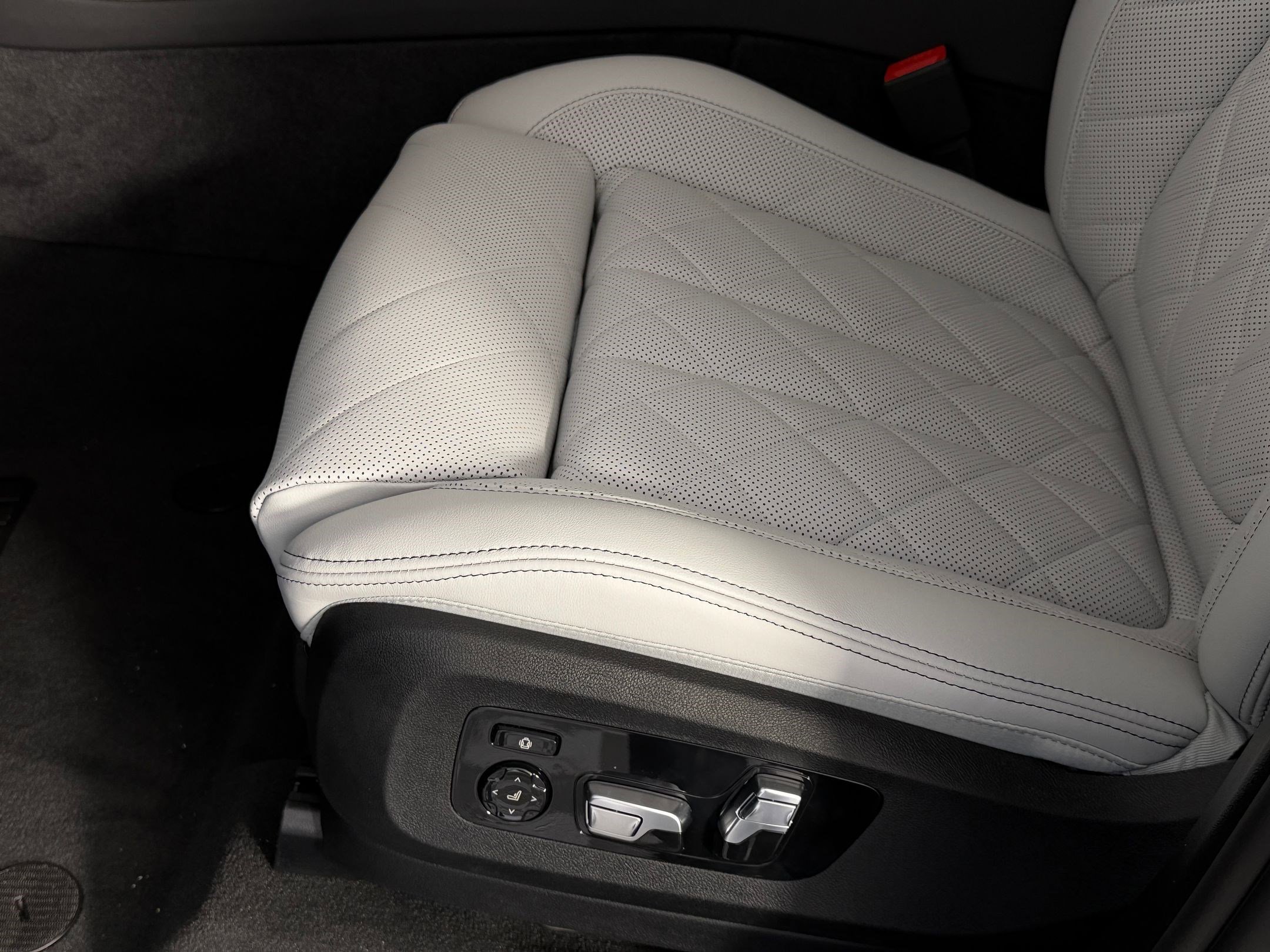 New 2026 BMW X5 xDrive50e w/ Executive Package image 13