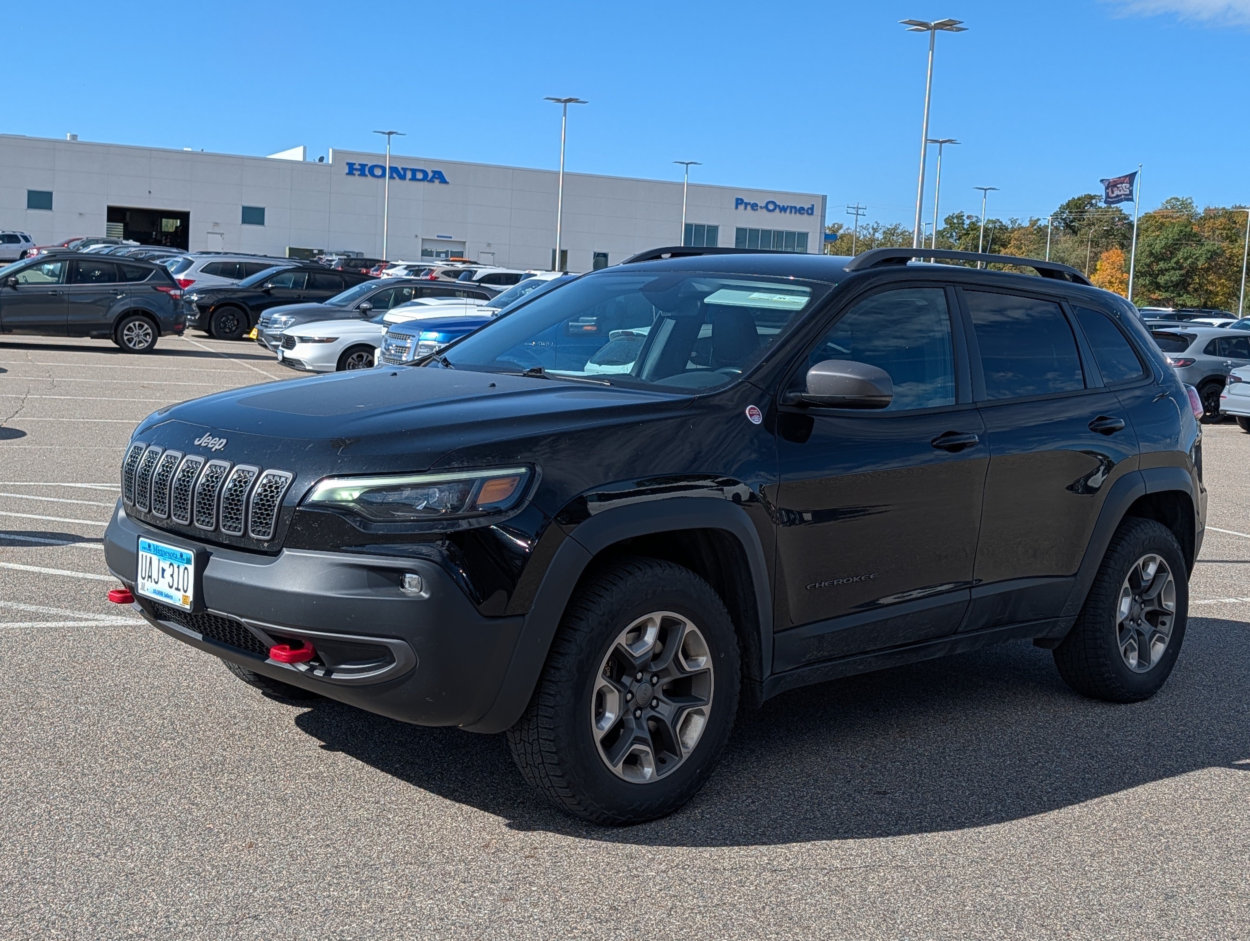 Used 2019 Jeep Cherokee Trailhawk w/ Cold Weather Group AWD/4WD image 2