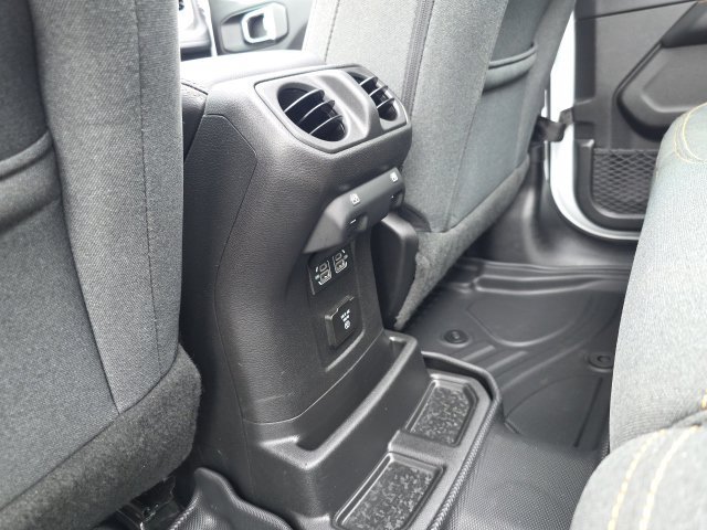 Used 2025 Jeep Wrangler Unlimited Sahara w/ Safety Group AWD/4WD image 29