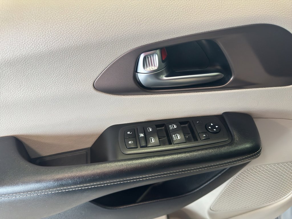 Used 2021 Chrysler Voyager Lxi image 9