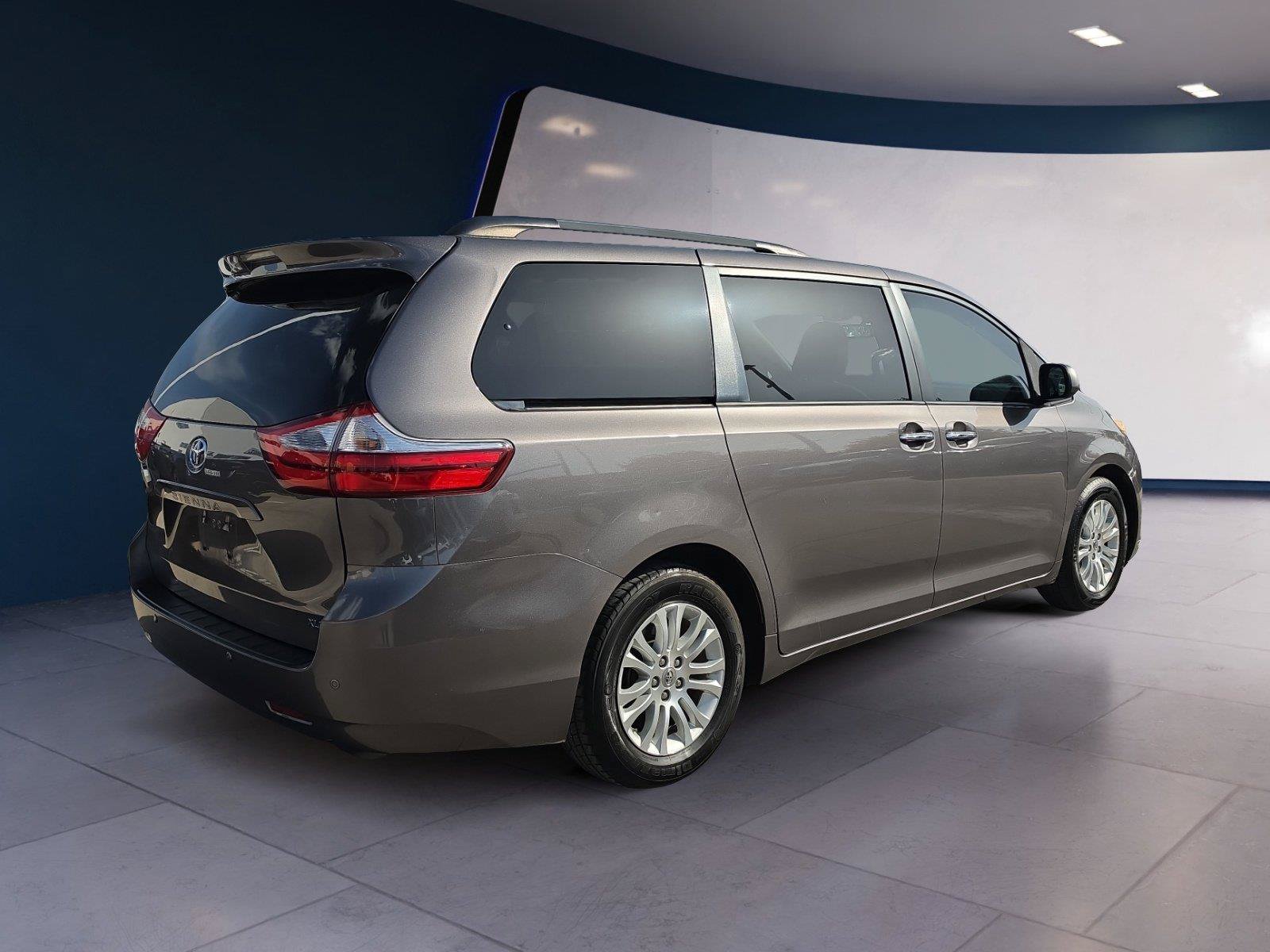 Used 2017 Toyota Sienna XLE Premium FWD image 5