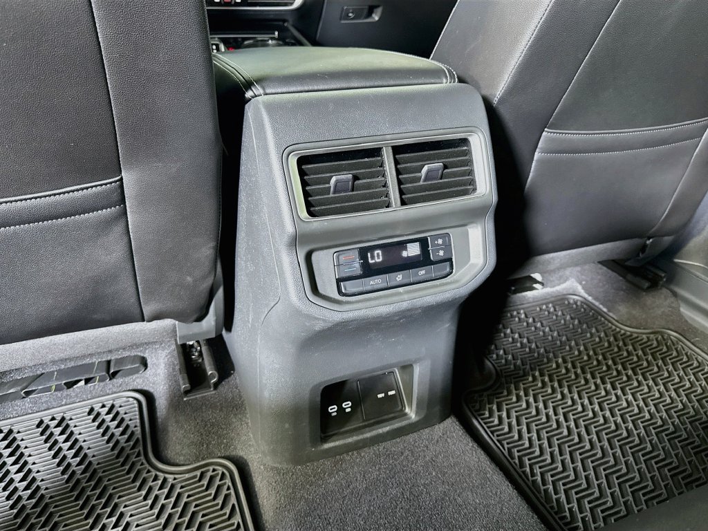 Used 2024 Volkswagen Atlas SE FWD image 18