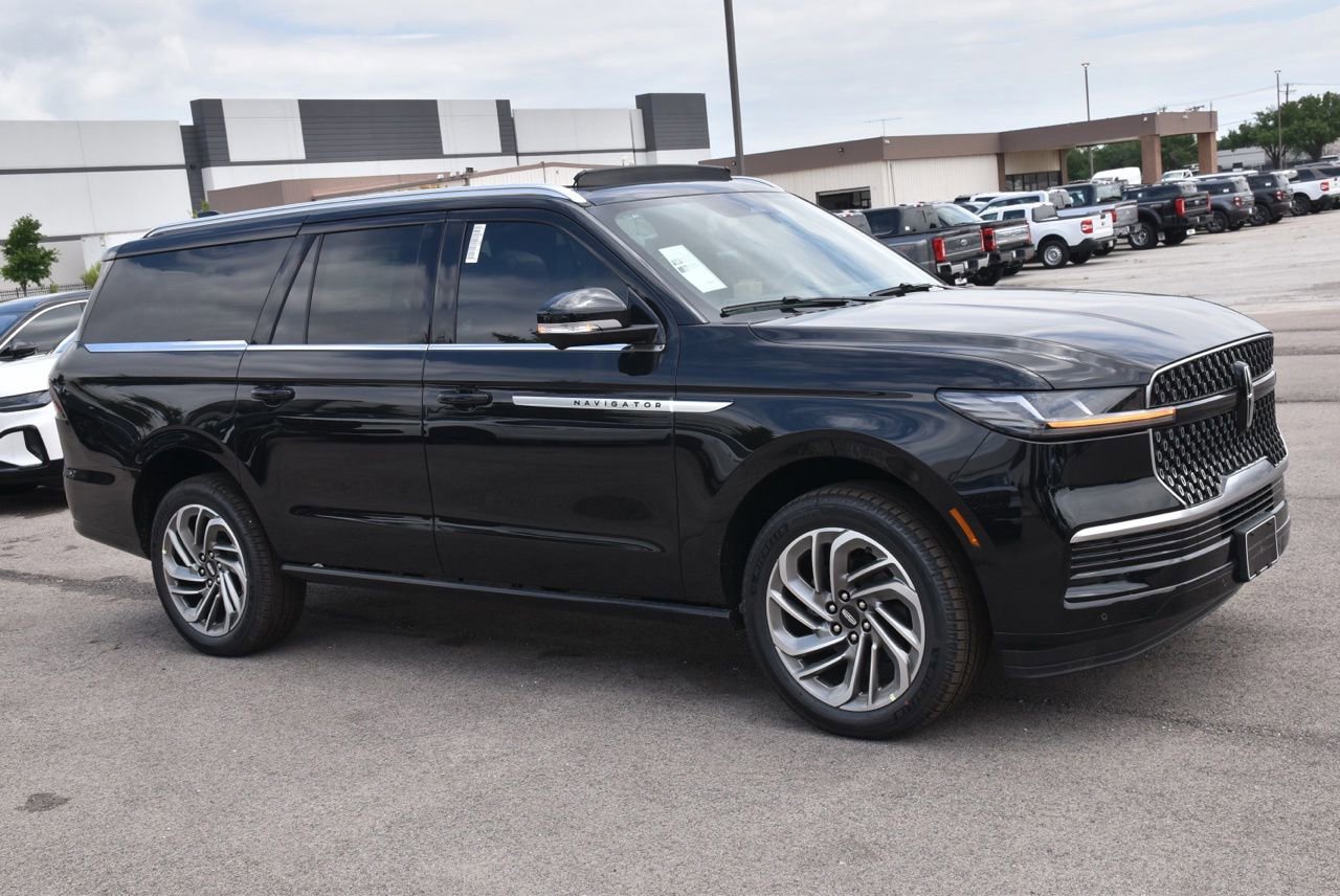 New 2026 Lincoln Navigator L Reserve AWD/4WD image 4