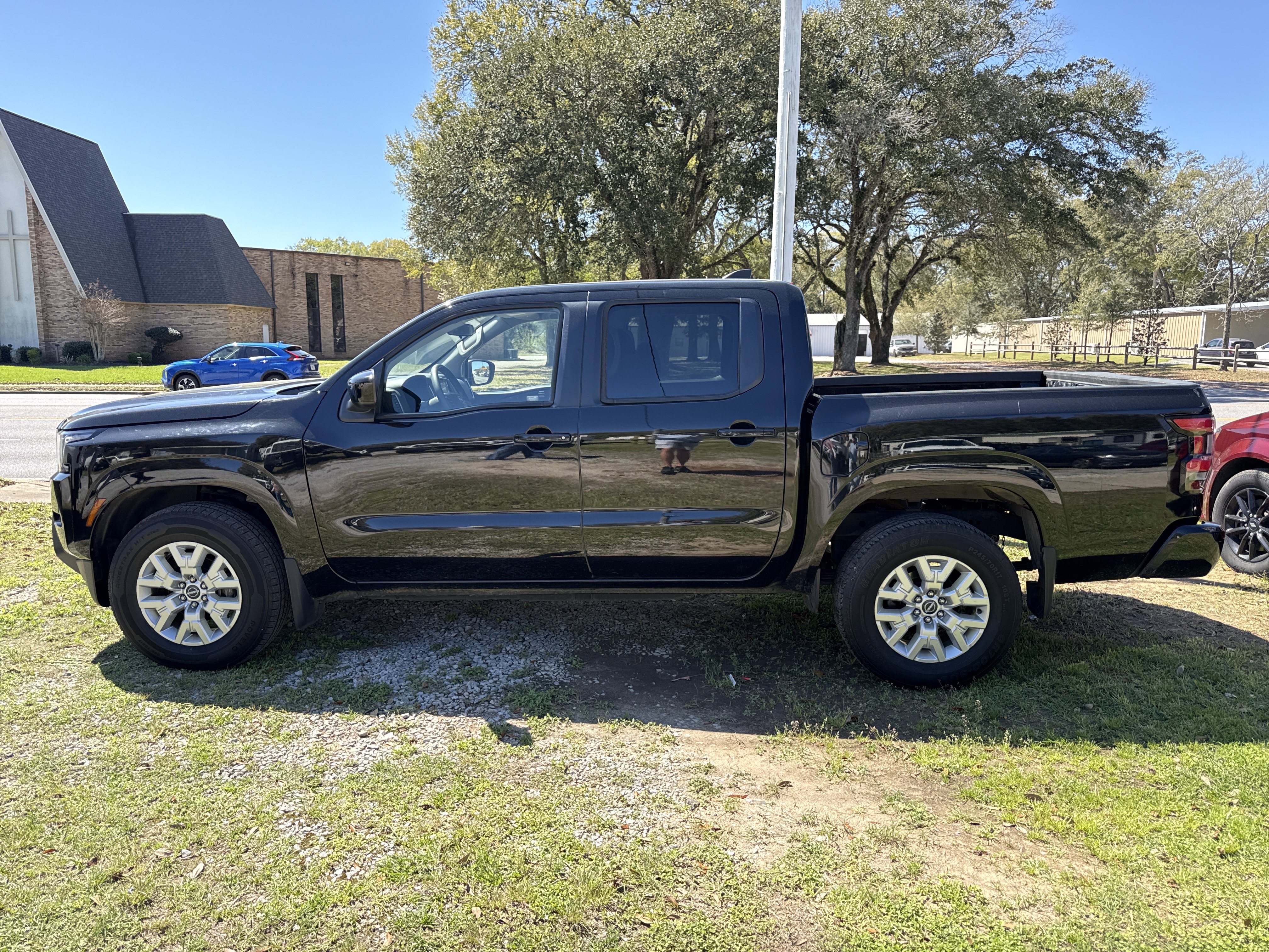 Used 2022 Nissan Frontier SV RWD image 2