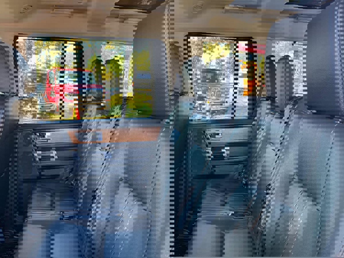 Used 2015 Land Rover LR4 HSE image 25