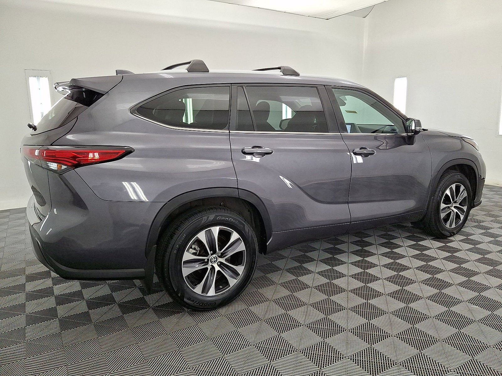 Used 2023 Toyota Highlander XLE AWD/4WD image 18