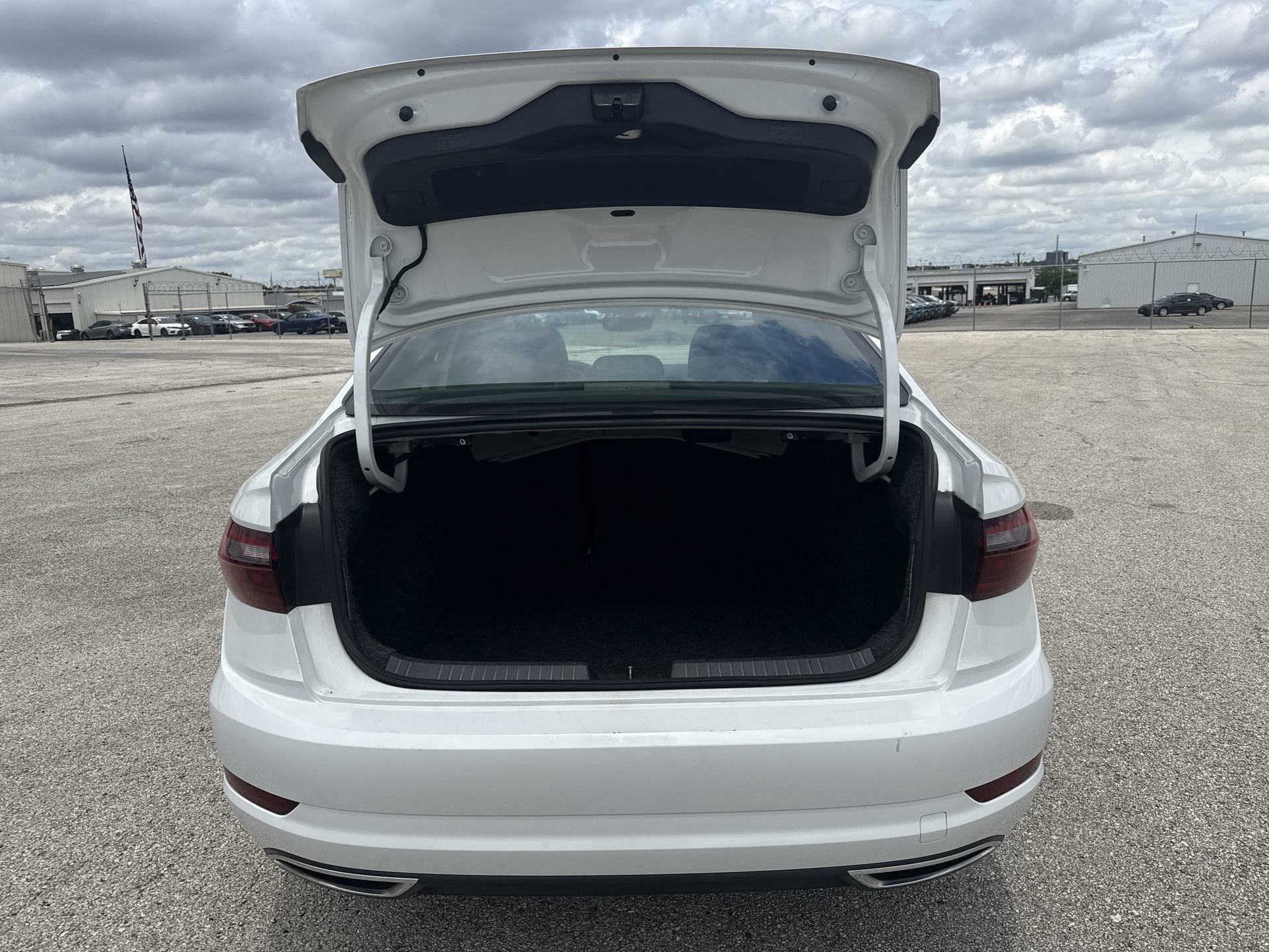 Used 2020 Volkswagen Jetta R-Line FWD image 21