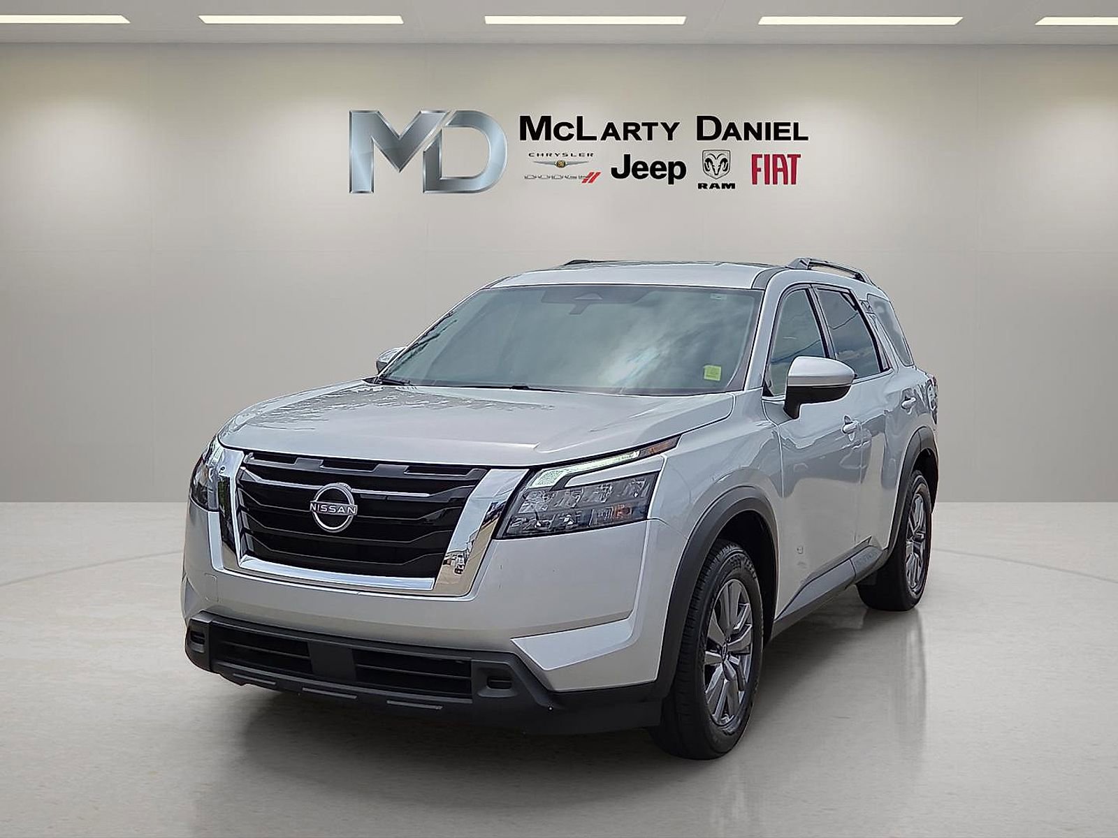 Used 2025 Nissan Pathfinder SV FWD image 2