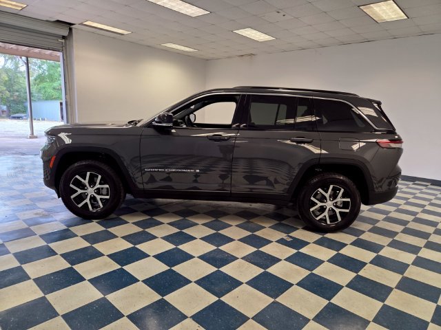 Used 2025 Jeep Grand Cherokee Limited RWD image 4