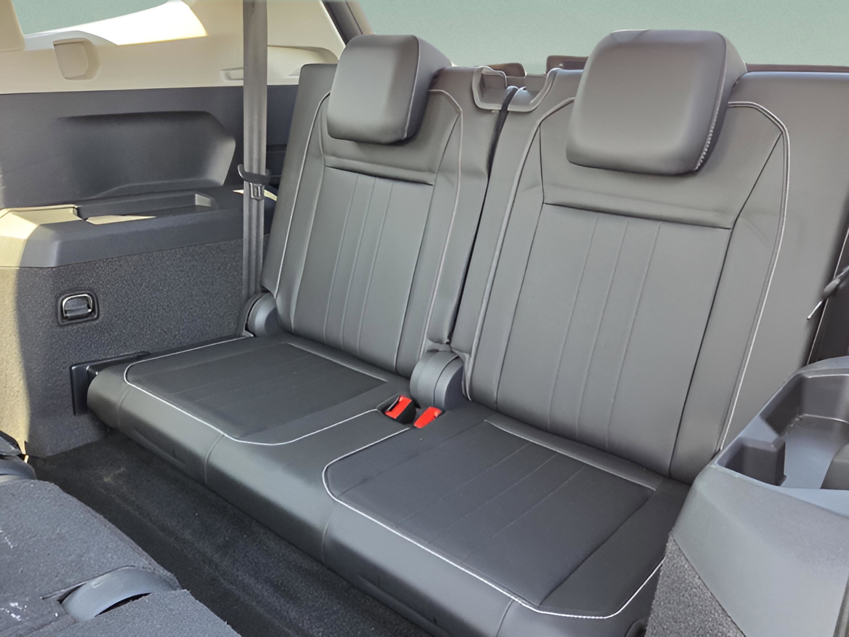 Used 2023 Volkswagen Tiguan SE image 30