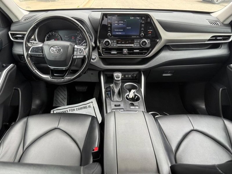 Used 2021 Toyota Highlander XLE AWD/4WD image 14