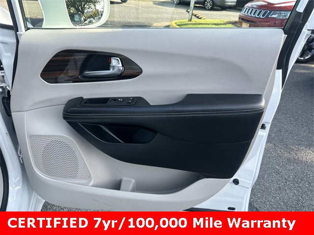 Certified 2021 Chrysler Pacifica Limited image 8