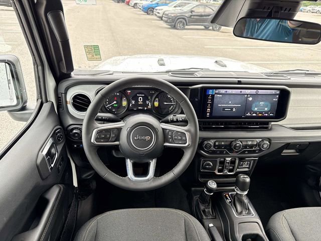Used 2025 Jeep Wrangler Unlimited Sahara AWD/4WD image 14