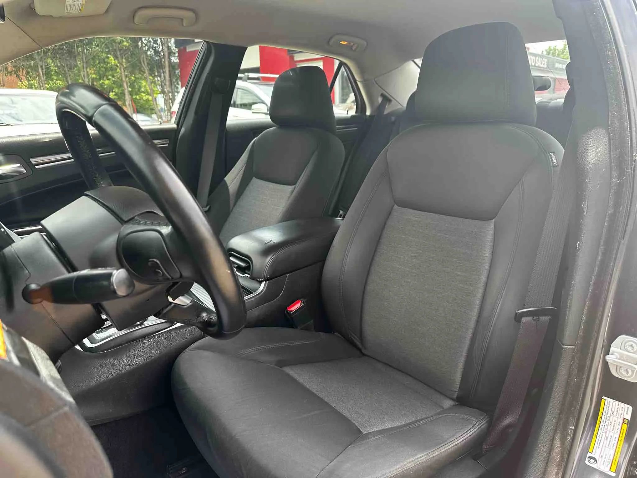 Used 2018 Chrysler 300 Touring w/ Driver Convenience Group image 23