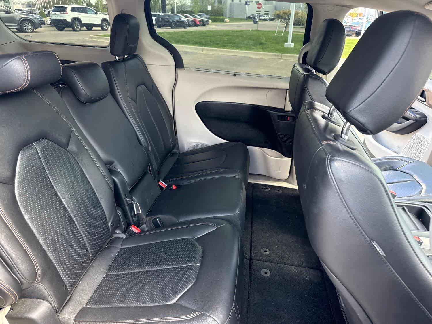 Used 2018 Chrysler Pacifica Touring-L FWD image 24