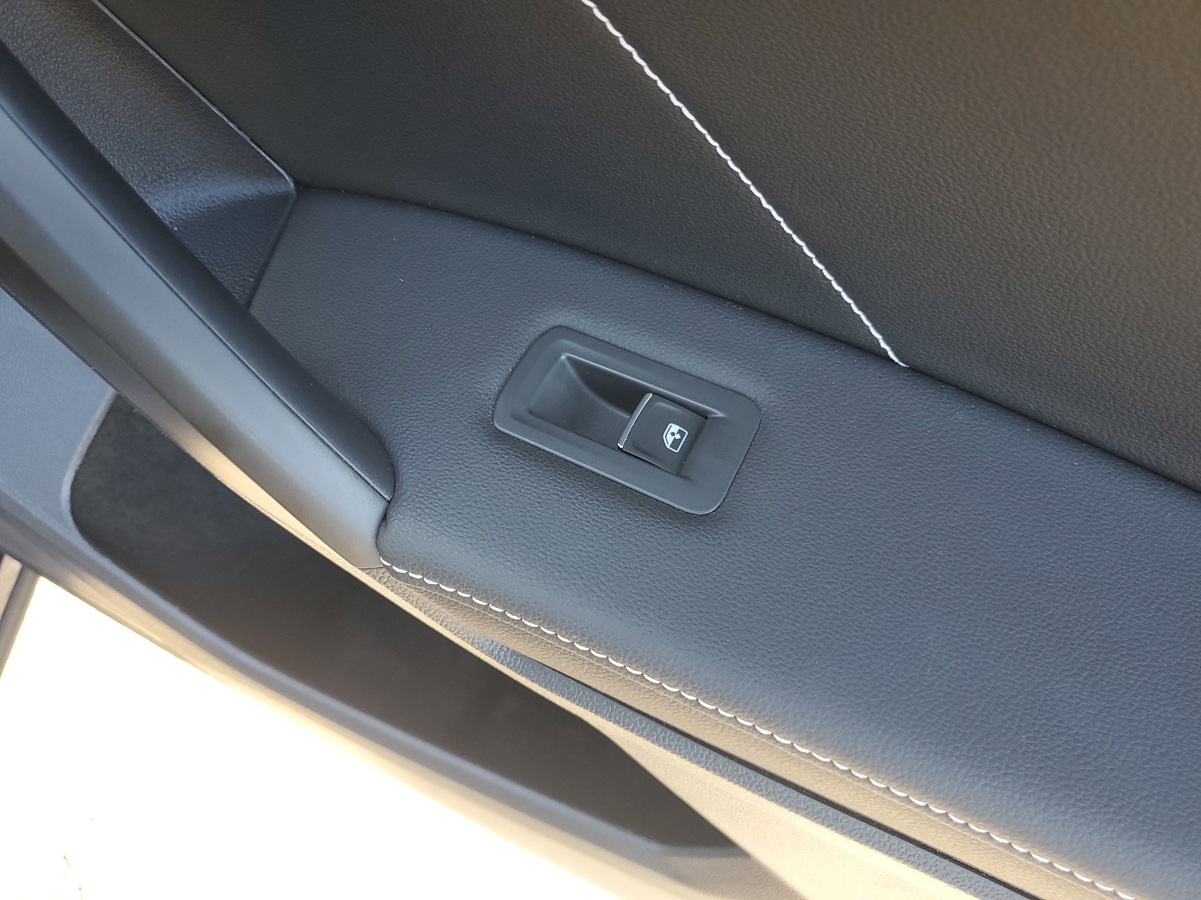 Used 2022 Volkswagen Tiguan SEL R-Line image 12