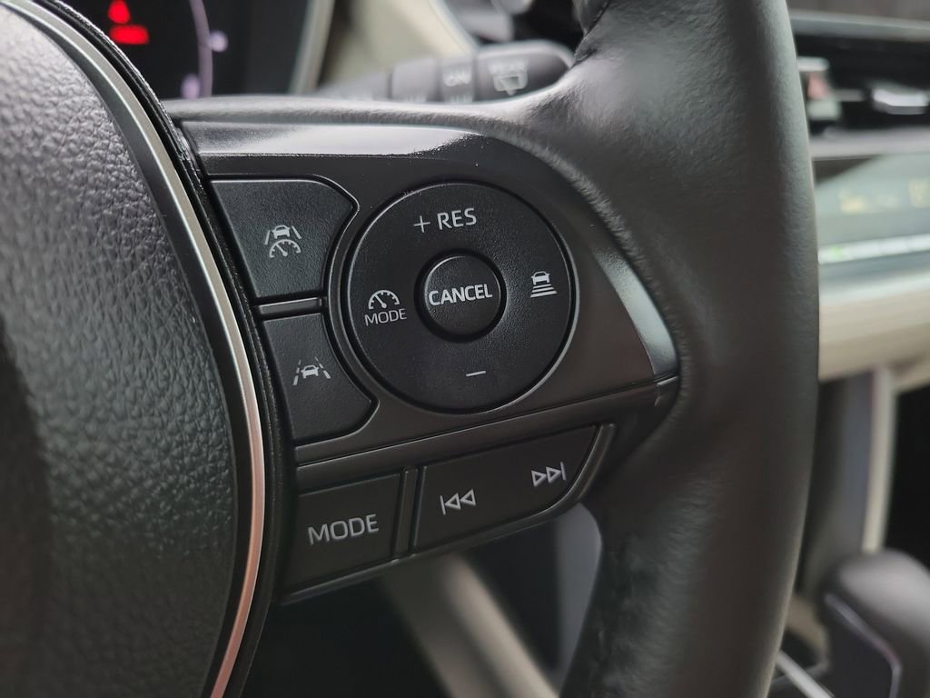 Used 2024 Toyota Corolla Cross XLE image 13