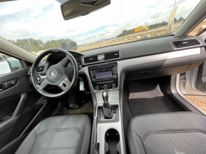 Used 2013 Volkswagen Passat 2.5 SE FWD image 31