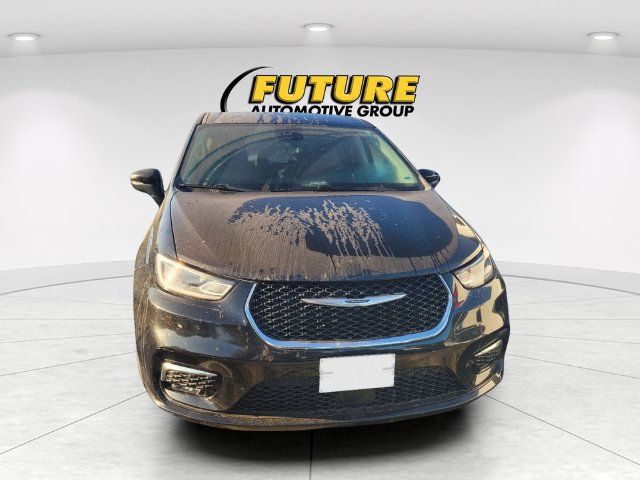 Used 2023 Chrysler Pacifica Touring-L FWD image 2