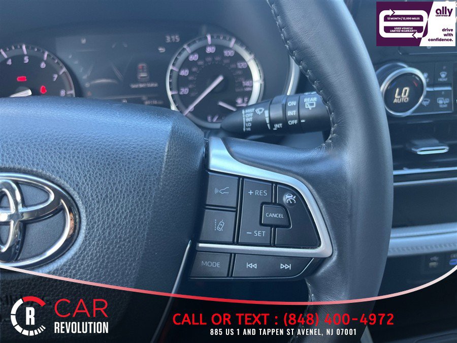 Used 2022 Toyota Highlander XLE AWD/4WD image 15
