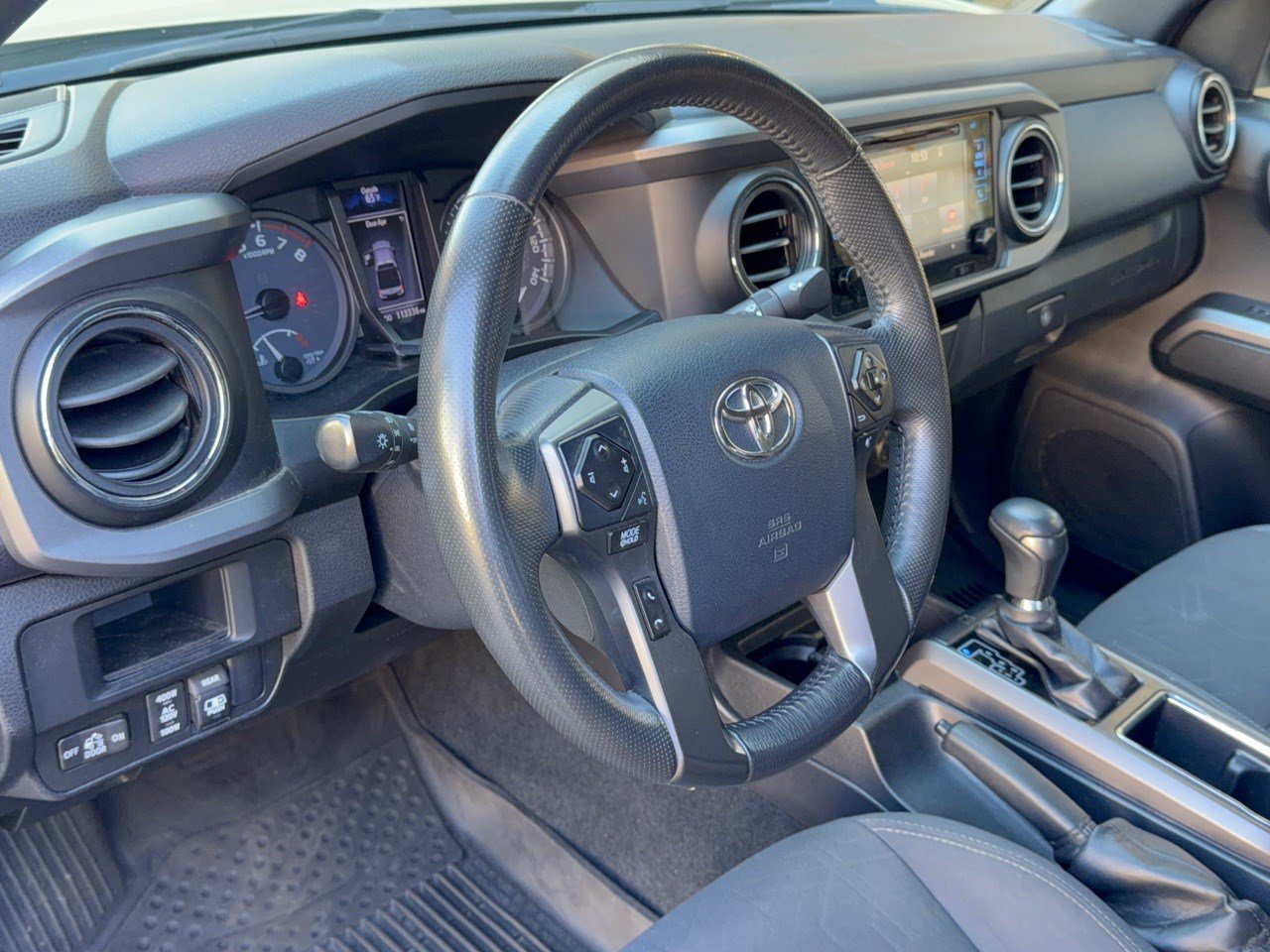 Used 2017 Toyota Tacoma TRD Off-Road w/ Tow Package (A/T) AWD/4WD image 4