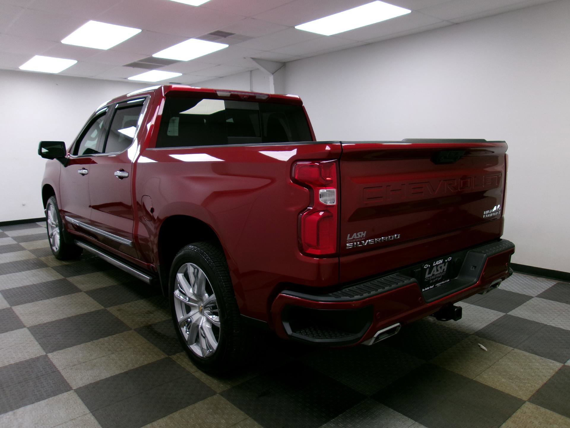 Used 2025 Chevrolet Silverado 1500 High Country w/ High Country Premium Package AWD/4WD image 2