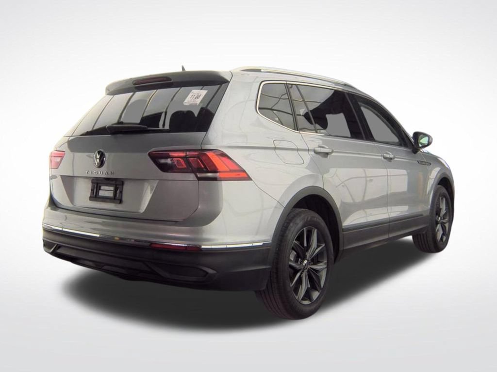 Used 2023 Volkswagen Tiguan SE w/ Panoramic Sunroof Package FWD image 3