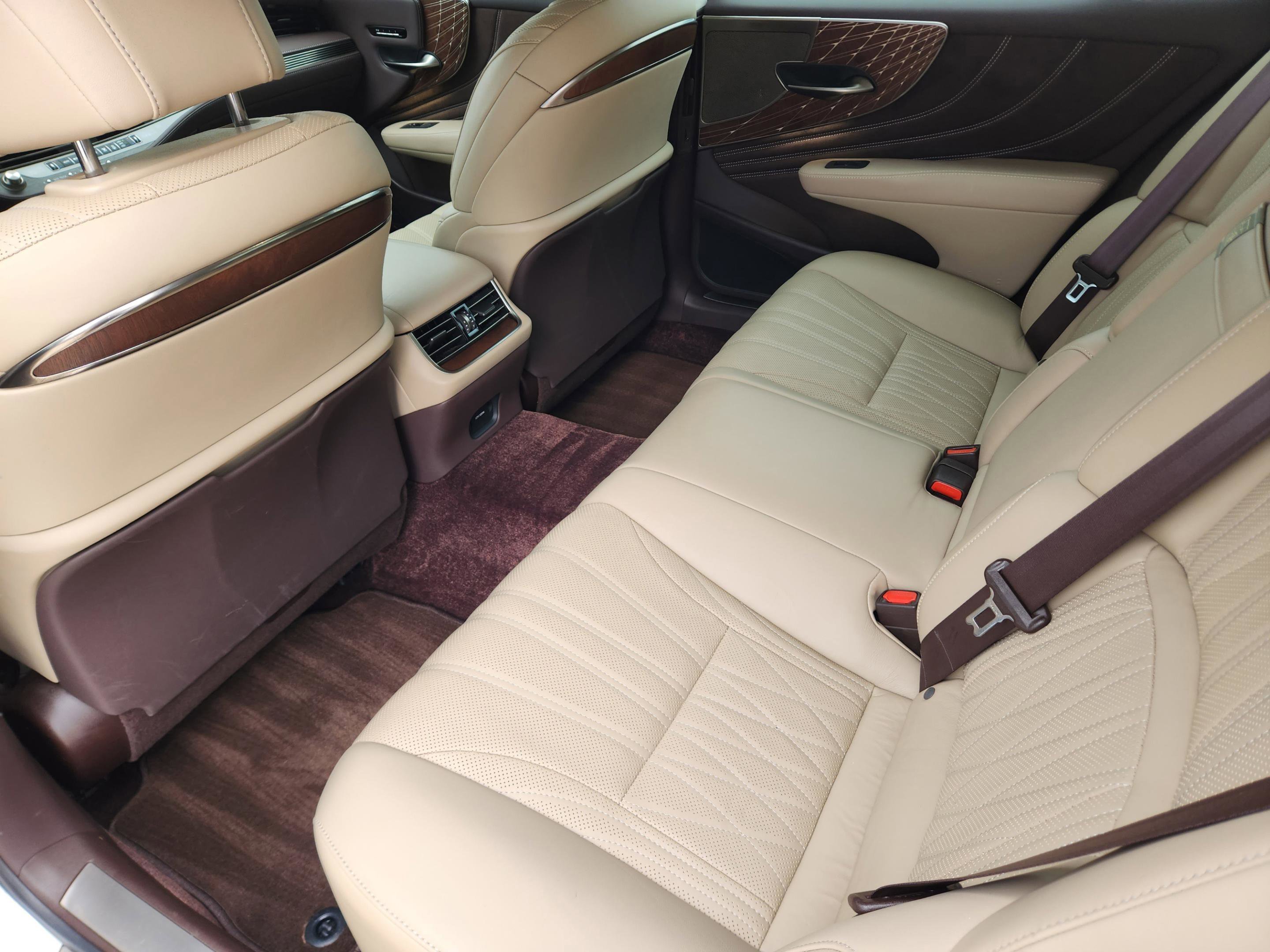 Used 2020 Lexus LS 500 w/ Interior Upgrade Package image 31