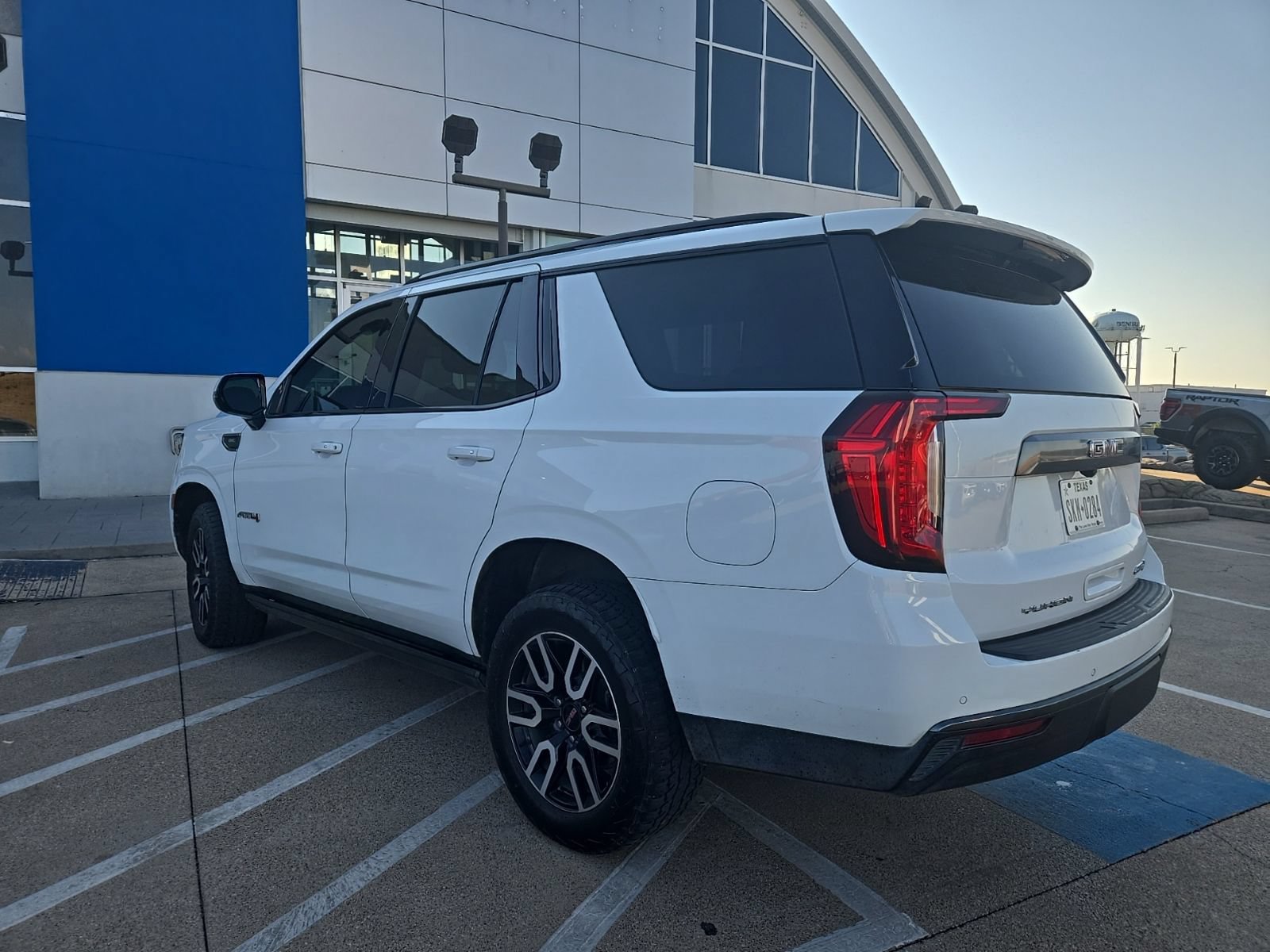 Used 2023 GMC Yukon AT4 AWD/4WD image 3