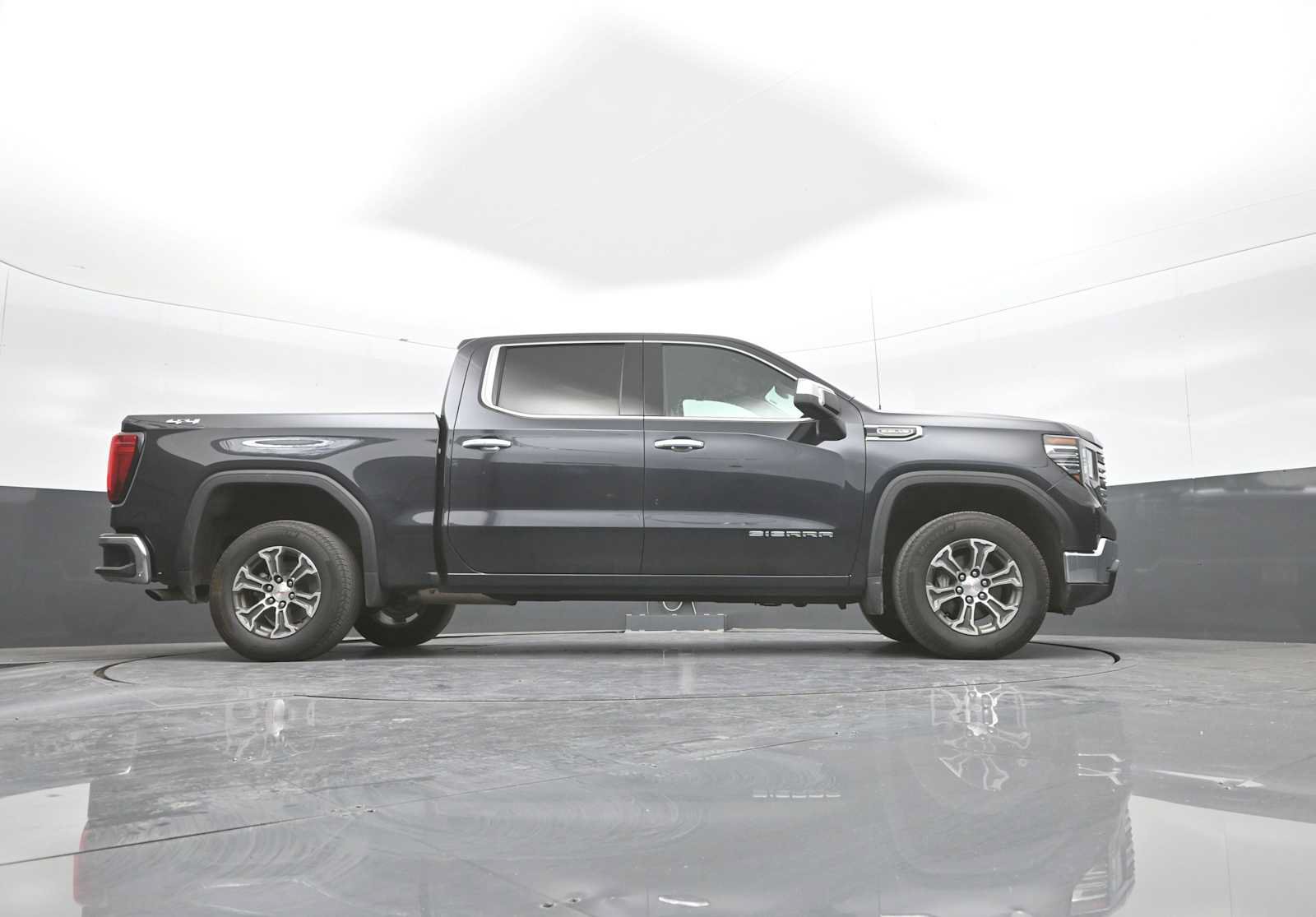 Used 2025 GMC Sierra 1500 SLT AWD/4WD image 27