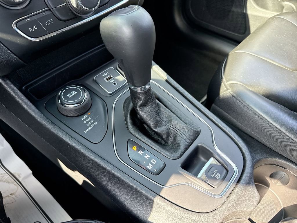 Used 2020 Jeep Cherokee Latitude Plus w/ Cold Weather Group image 20