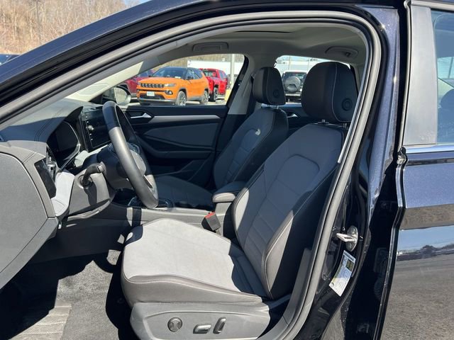 Used 2025 Volkswagen Jetta SE image 15