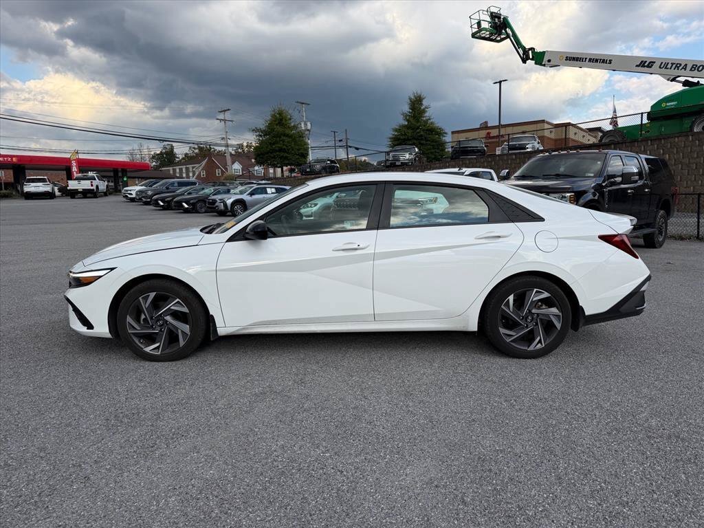Used 2025 Hyundai Elantra Sport FWD image 4