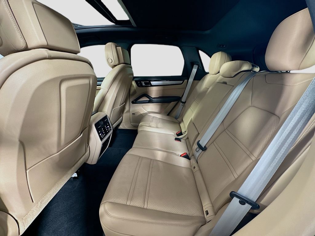 Certified 2022 Porsche Cayenne Platinum Edition image 24
