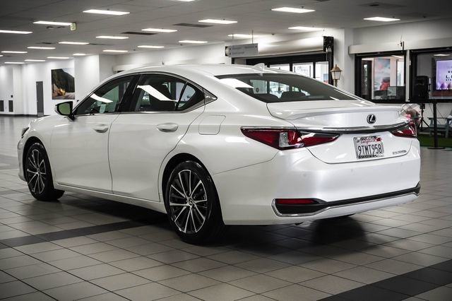 Certified 2025 Lexus ES 300h w/ Premium Package image 7