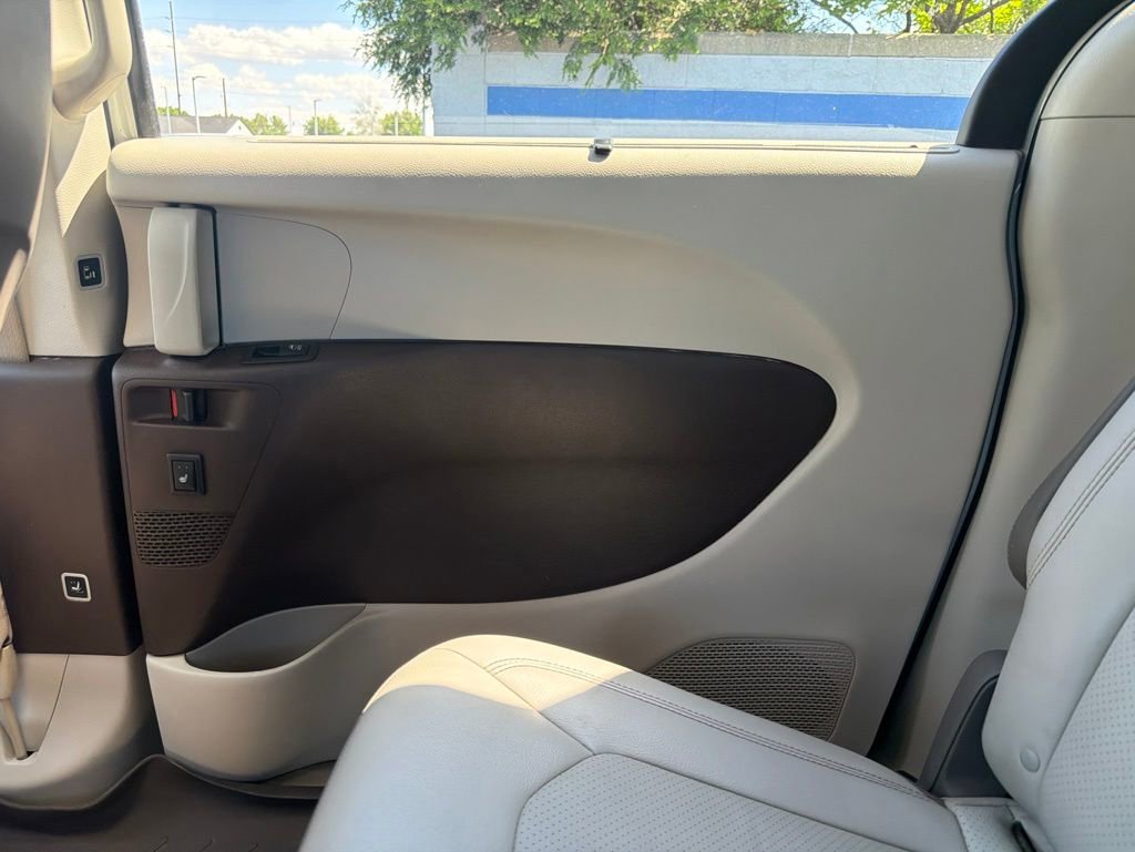Used 2018 Chrysler Pacifica Touring-L Plus FWD image 15
