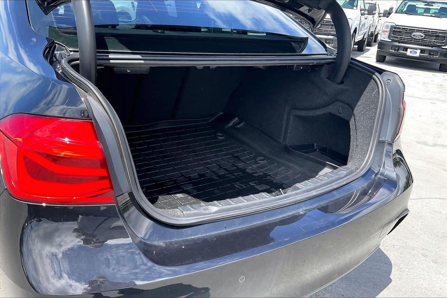 Used 2017 BMW 330i xDrive Sedan AWD/4WD image 18