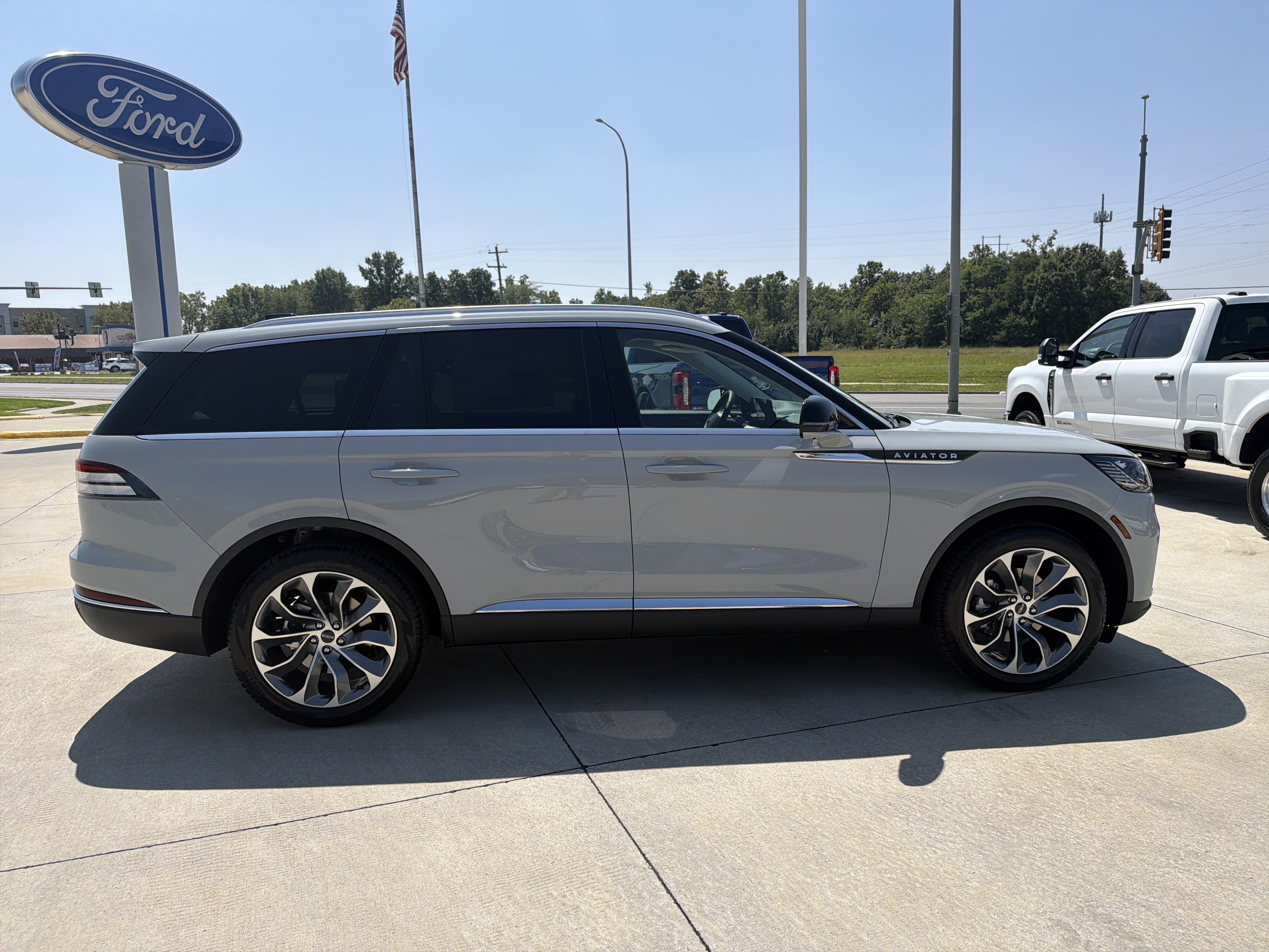 New 2027 Lincoln Aviator AWD image 8