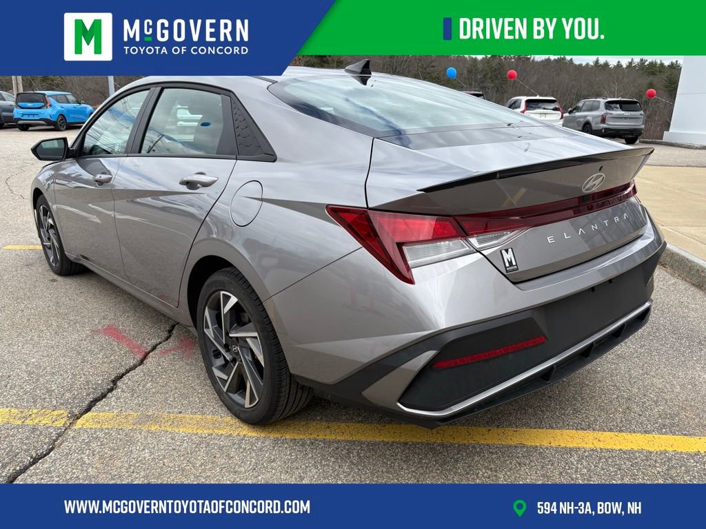Used 2025 Hyundai Elantra Sport image 3